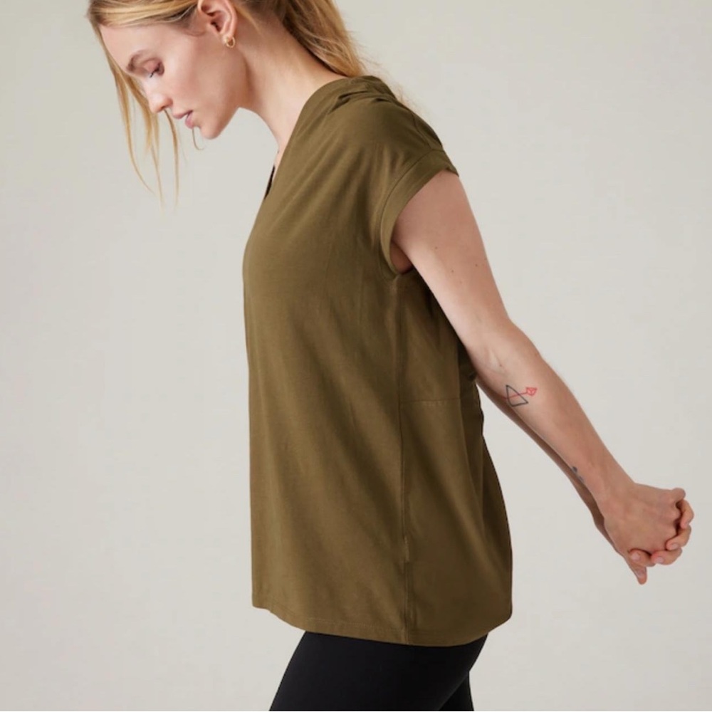ATHLETA NWOT Outbound Twist Back Short Cap Sleeve Tee Olive Green Top Size XS